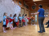 Klubovnou zněl zpěv